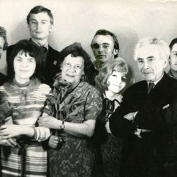 Александр Миронович Ильвовский с труппой театра, 1974 г.