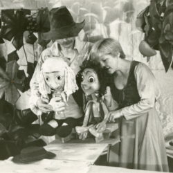 Сцена из спектакля "Пиноккио", 1985 г.