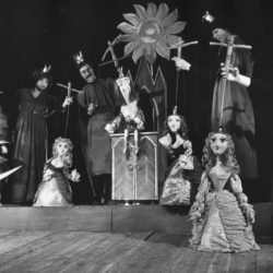 Сцена из спектакля "Принцесса и эхо", 1983 г.