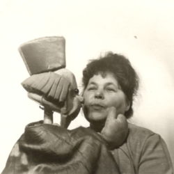 Народная артистка РСФСР Ирма Суни с куклой Попа из спекткля "Большой Иван", 1970 г.